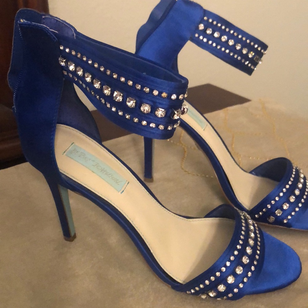 Betsy Johnson pump